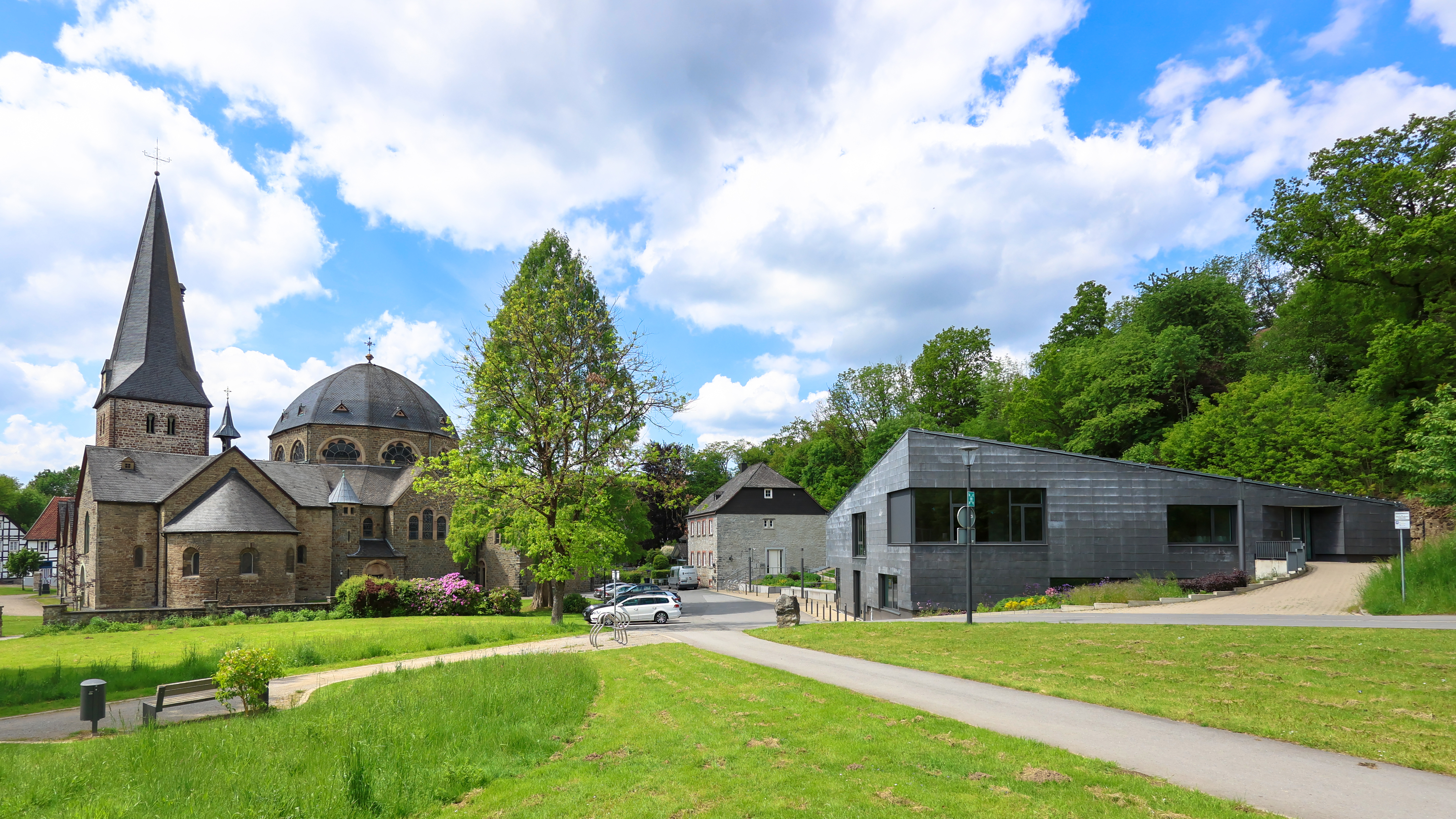 Gemeindezentrum St. Blasius Balve mit der Pfarrkirche und dem Küsterhaus