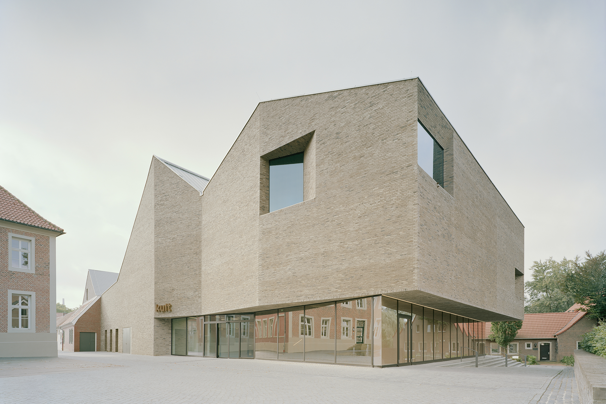 Blick vom Kirchplatz auf den Eingangsbereich vom kult