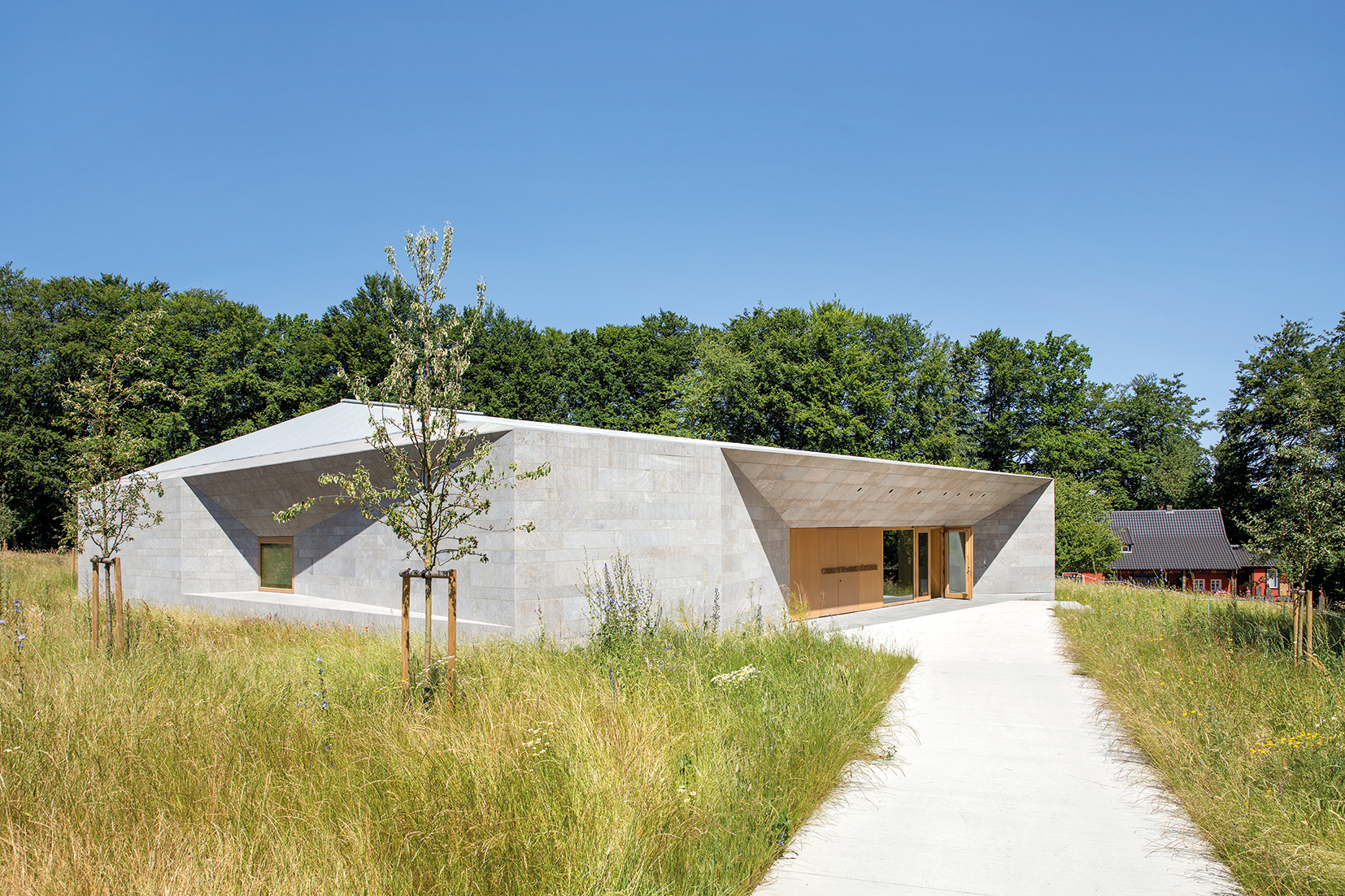 Gebäudeansicht Eingangsbereich Museumsneubau mit dem Geburtshaus im Hintergrund