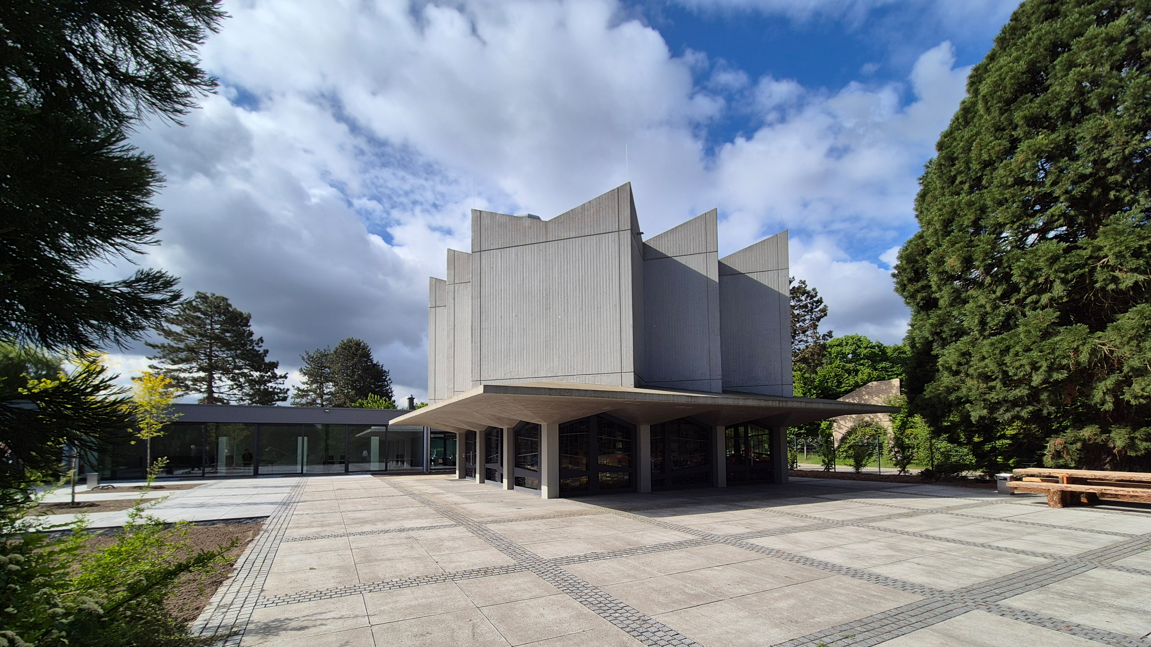 Ansicht der sanierten Trauerhall sowie der Anbauten