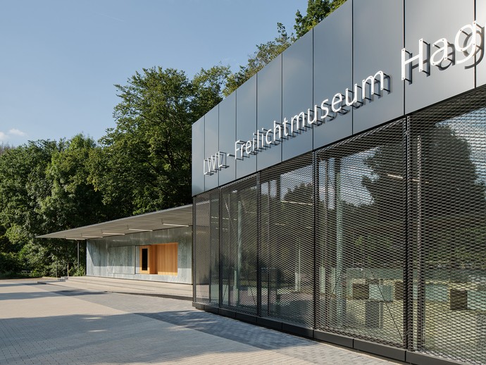 Ansicht Eingangsgebäude Freilichtmuseum mit Schriftzug an der Fassade (vergrößerte Bildansicht wird geöffnet)