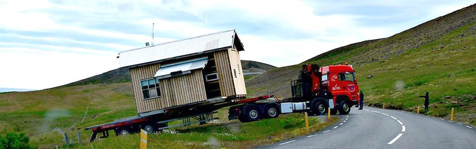 LKW Transport eines Tiny Ferienhauses