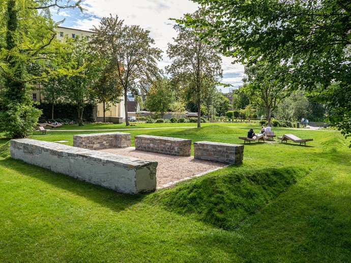 Sitzgelegenheiten im Quellgebiet (vergrößerte Bildansicht wird geöffnet)