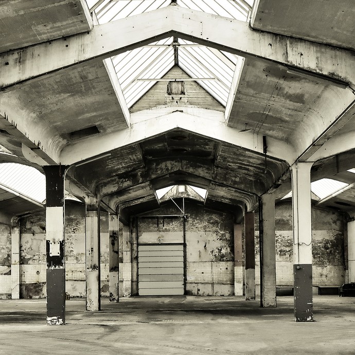 Innenraum einer derzeit ungenutzten Industriehalle (vergrößerte Bildansicht wird geöffnet)