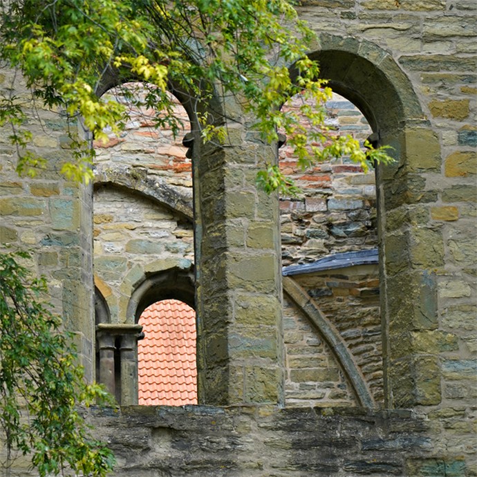 Detailansicht Kirchenruine (vergrößerte Bildansicht wird geöffnet)