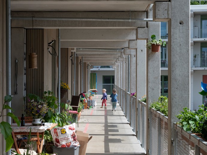 Laubengang des "Winkelgebäudes" (vergrößerte Bildansicht wird geöffnet)