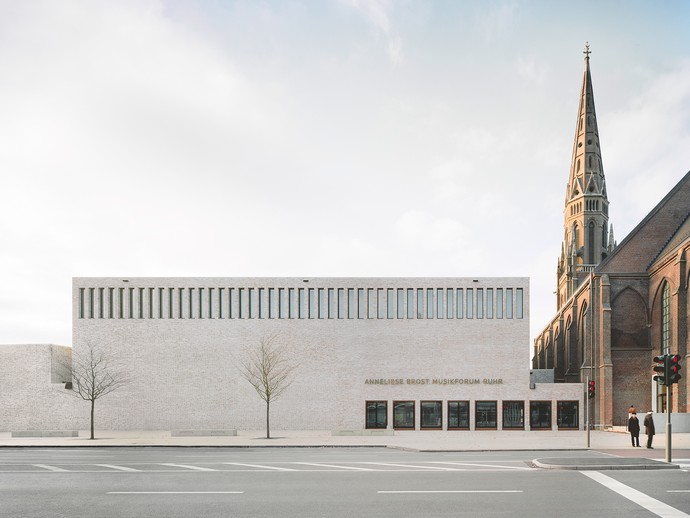Gebäudeansicht Neubau neben der Kirche (vergrößerte Bildansicht wird geöffnet)