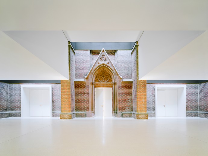 Übergang im Innenraum vom Neubau in das Kirchengebäude (vergrößerte Bildansicht wird geöffnet)