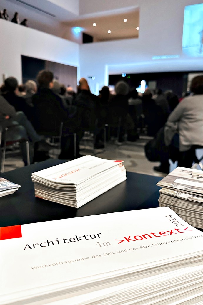 Teilnehmende bei einer Architektur im Kontext Veranstaltung im LWL-Museum für Kunst und Kultur