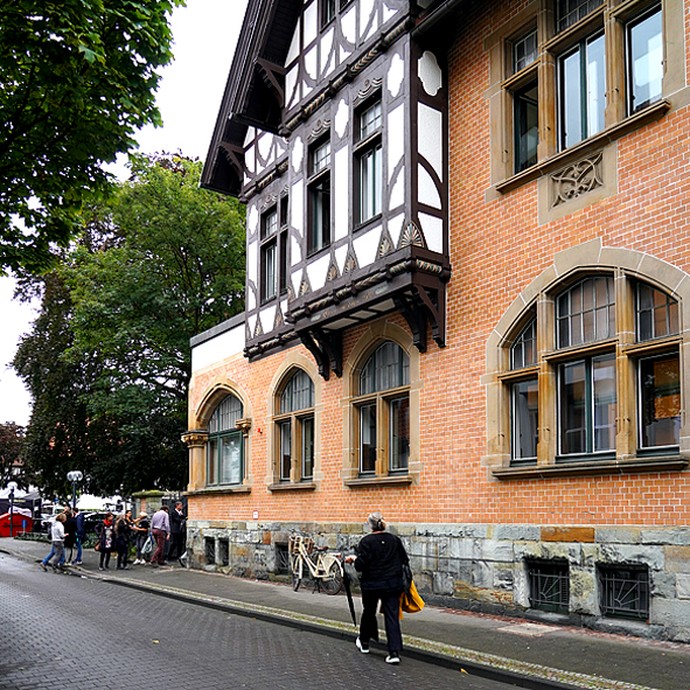 Teilnehmende des Stadtspaziergangs auf dem Weg durch die Stadt (vergrößerte Bildansicht wird geöffnet)