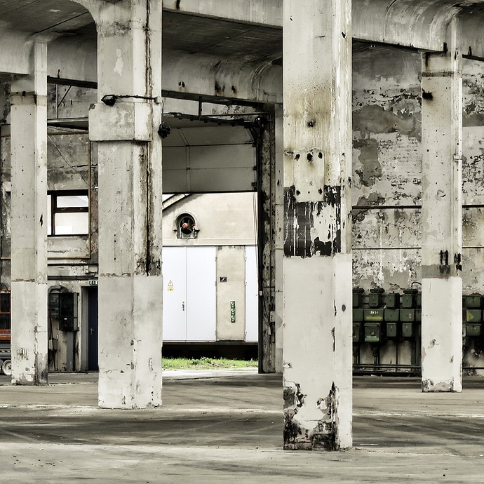Innenraum einer derzeit ungenutzten Industriehalle (vergrößerte Bildansicht wird geöffnet)