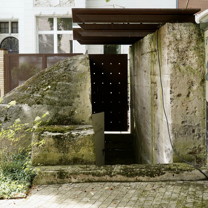 Bunkerzugang mit Schutz gegen Verschüttung (vergrößerte Bildansicht wird geöffnet)