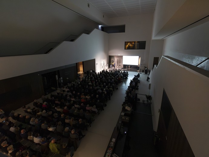 Besucher:innen im LWL-Museum für Kunst und Kultur (vergrößerte Bildansicht wird geöffnet)
