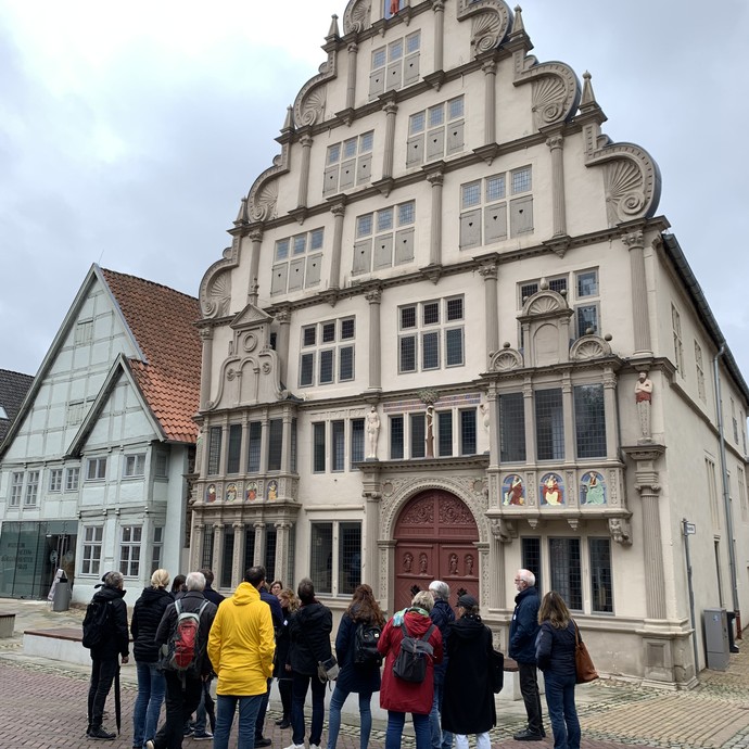 Teilnehmende vor dem Hexenbürgermeisterhaus (vergrößerte Bildansicht wird geöffnet)
