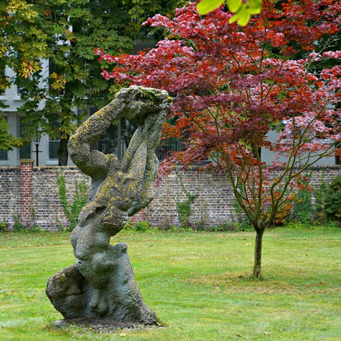 Skulptur im Park (vergrößerte Bildansicht wird geöffnet)