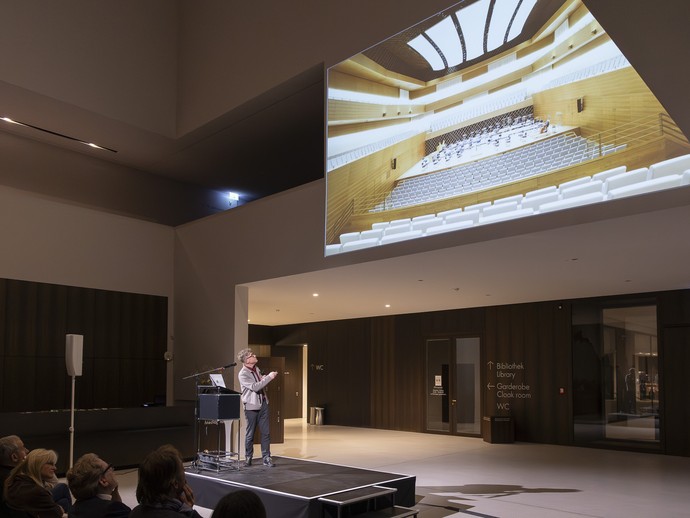 Besucher:innen im LWL-Museum für Kunst und Kultur (vergrößerte Bildansicht wird geöffnet)