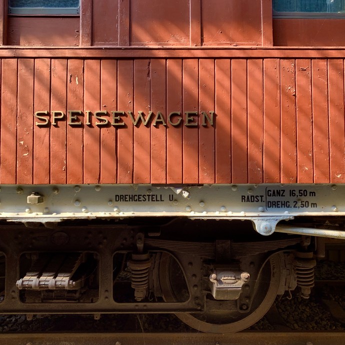 Personenwagen (Reisezuwagen) mit Holzverkleidung (vergrößerte Bildansicht wird geöffnet)