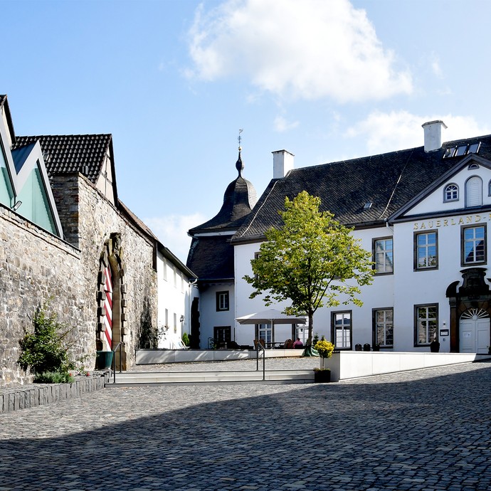 Vorplatz zum Sauerland-Museum in der Altstadt von Arnsberg (vergrößerte Bildansicht wird geöffnet)