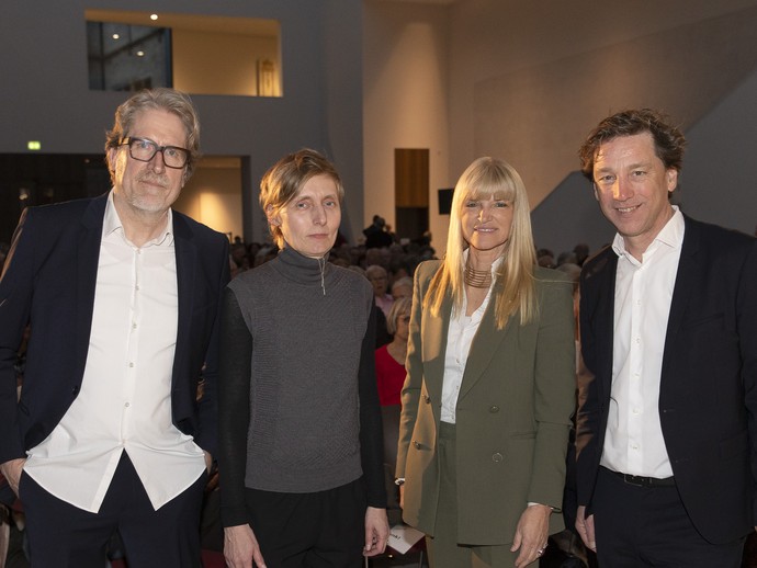 Gruppenbild der Ausrichter mit dem Gast (vergrößerte Bildansicht wird geöffnet)