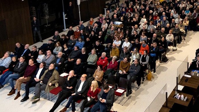 Bersucher:innen im LWL-Museum für Kunst und Kultur