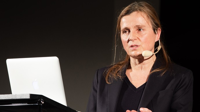 Claudia Meixner bei ihrem Vortrag am Rednerpult. Foto: LWL/Schmidt