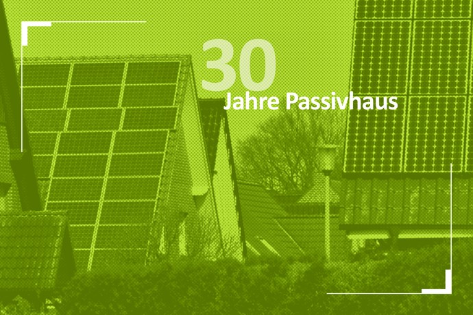 Dachflächen einer Wohnsiedlung mit Solaranlagen auf den Dächern