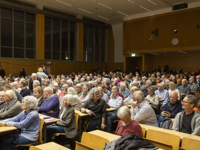 Besucher:innen im LWL-Museum für Kunst und Kultur (vergrößerte Bildansicht wird geöffnet)