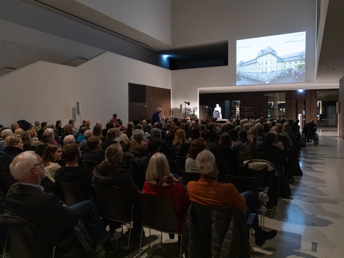 Blick ins Foyer des Museum mit den Besucher:innen (vergrößerte Bildansicht wird geöffnet)