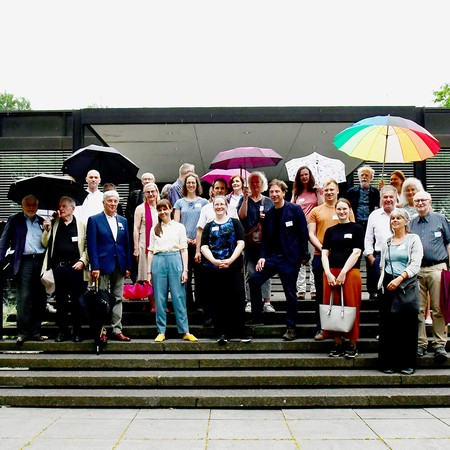 Gruppenbild der Teilnehmenden auf der Treppe vor dem Eingang des Museumszentrums