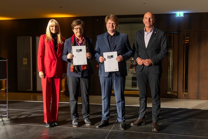 Gruppenbild Urkundenübergabe