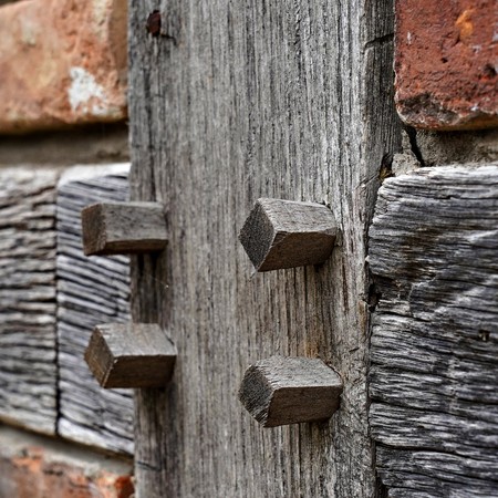 Fachwerkdetail mit alten Holznägeln Haus Post