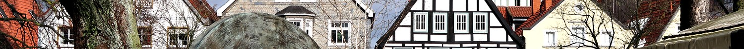 Giebelansicht von Gebäuden der Altstadt von Lippstadt mit Kunstobjekt im Vordergrund