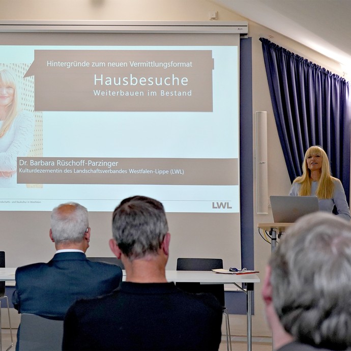 Dr. Barbara Rüschoff-Parzinger begrüßt die Teilnehmenden des ersten Hausbesuches (vergrößerte Bildansicht wird geöffnet)