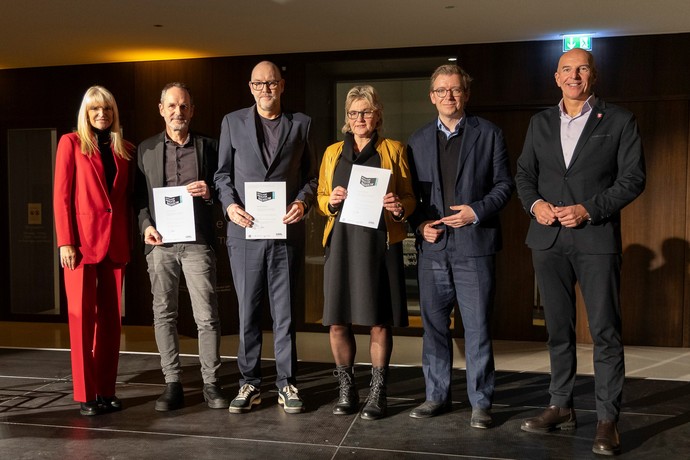 Gruppenbild Urkundenübergabe