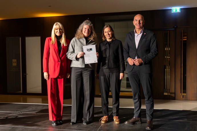 Gruppenfoto Urkundenübergabe