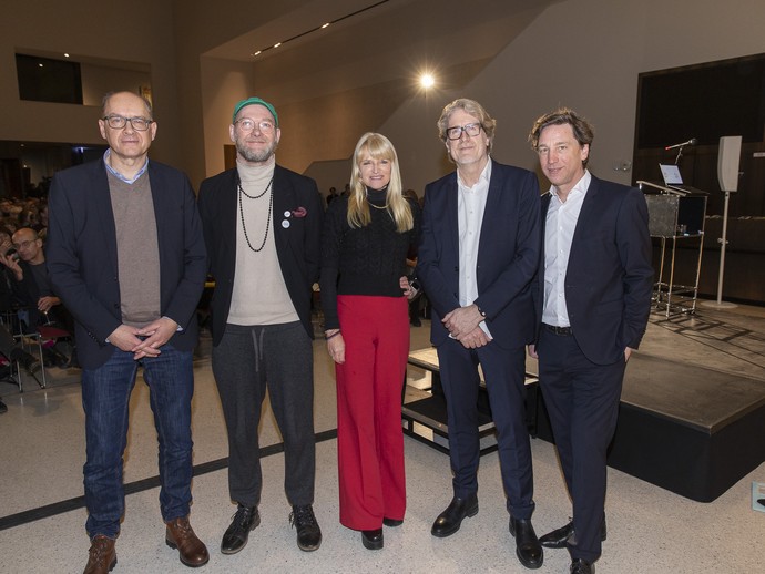 Gruppenbild der Ausrichter mit dem Gast des Eröffnungsabends (vergrößerte Bildansicht wird geöffnet)