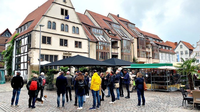 Teilnehmende auf dem Stadtspaziergang in Lemgo