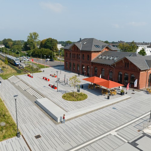Luftbild Bahnhofsvorplatz und Bahnhofsgebäude