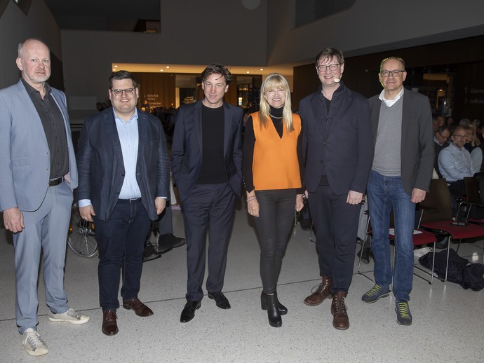 Gruppenbild der Ausrichter mit dem Gast (vergrößerte Bildansicht wird geöffnet)