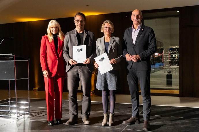 Gruppenbild Urkundenübergabe