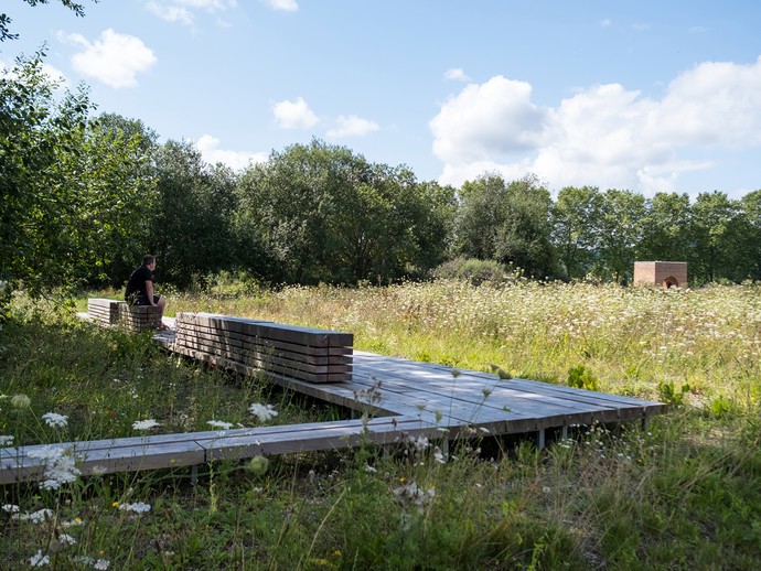 Ein schwebender Steg durch die ruderale Wiese (vergrößerte Bildansicht wird geöffnet)
