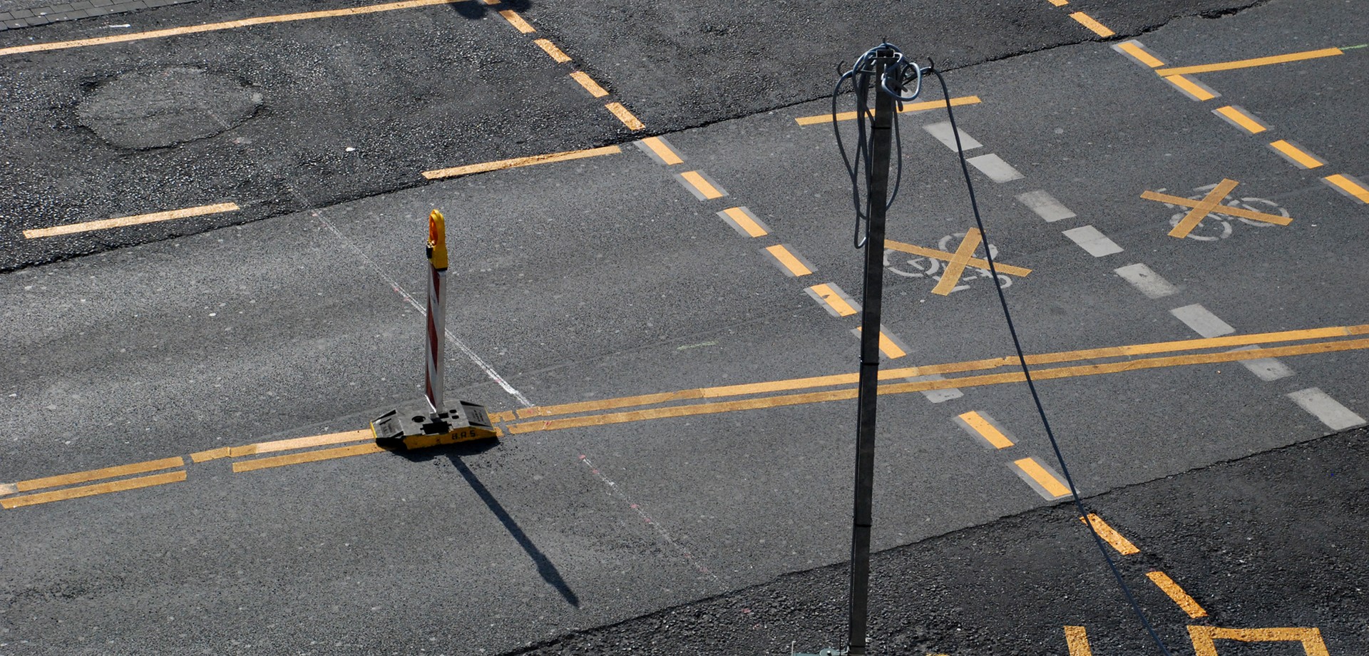 Provisorische Markierung für geänderte Fahrspuren auf einer Straßenkreuzung