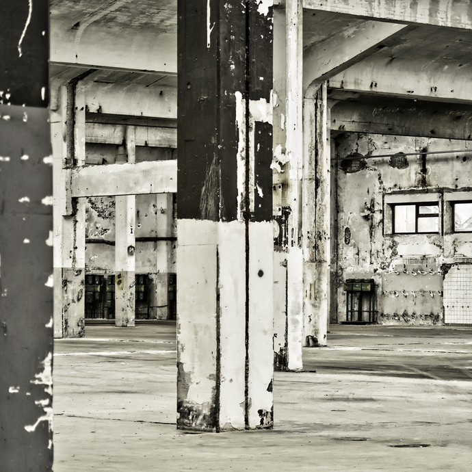 Innenraum einer derzeit ungenutzten Industriehalle (vergrößerte Bildansicht wird geöffnet)
