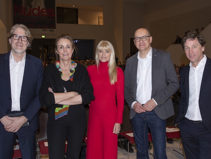 Gruppenbild der Ausrichter mit dem Gast des Eröffnungsabends (vergrößerte Bildansicht wird geöffnet)