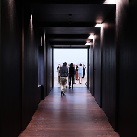 Teilnehmende des Hausbesuchs auf einer Verbindungsbrücke des Museumszentrums