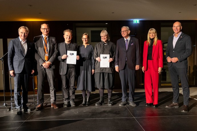 Gruppenbild Urkundenübergabe
