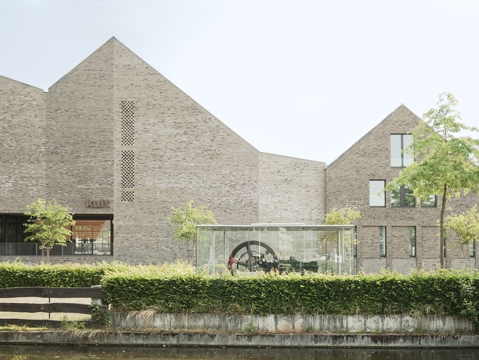 Blick über die Berkel auf den Museumsneubau mit der Einbindung der Bestandsgebäude (vergrößerte Bildansicht wird geöffnet)