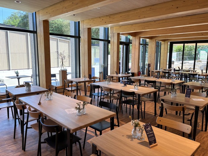 Bistro (vergrößerte Bildansicht wird geöffnet)