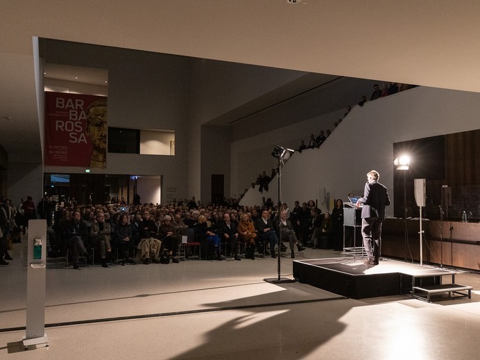 Blick ins Foyer des Museum mit den Besucher:innen (vergrößerte Bildansicht wird geöffnet)