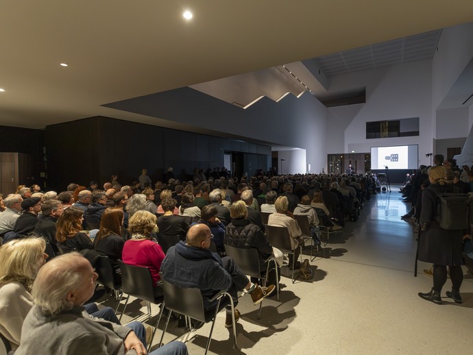 Besucher:innen im LWL-Museum für Kunst und Kultur (vergrößerte Bildansicht wird geöffnet)